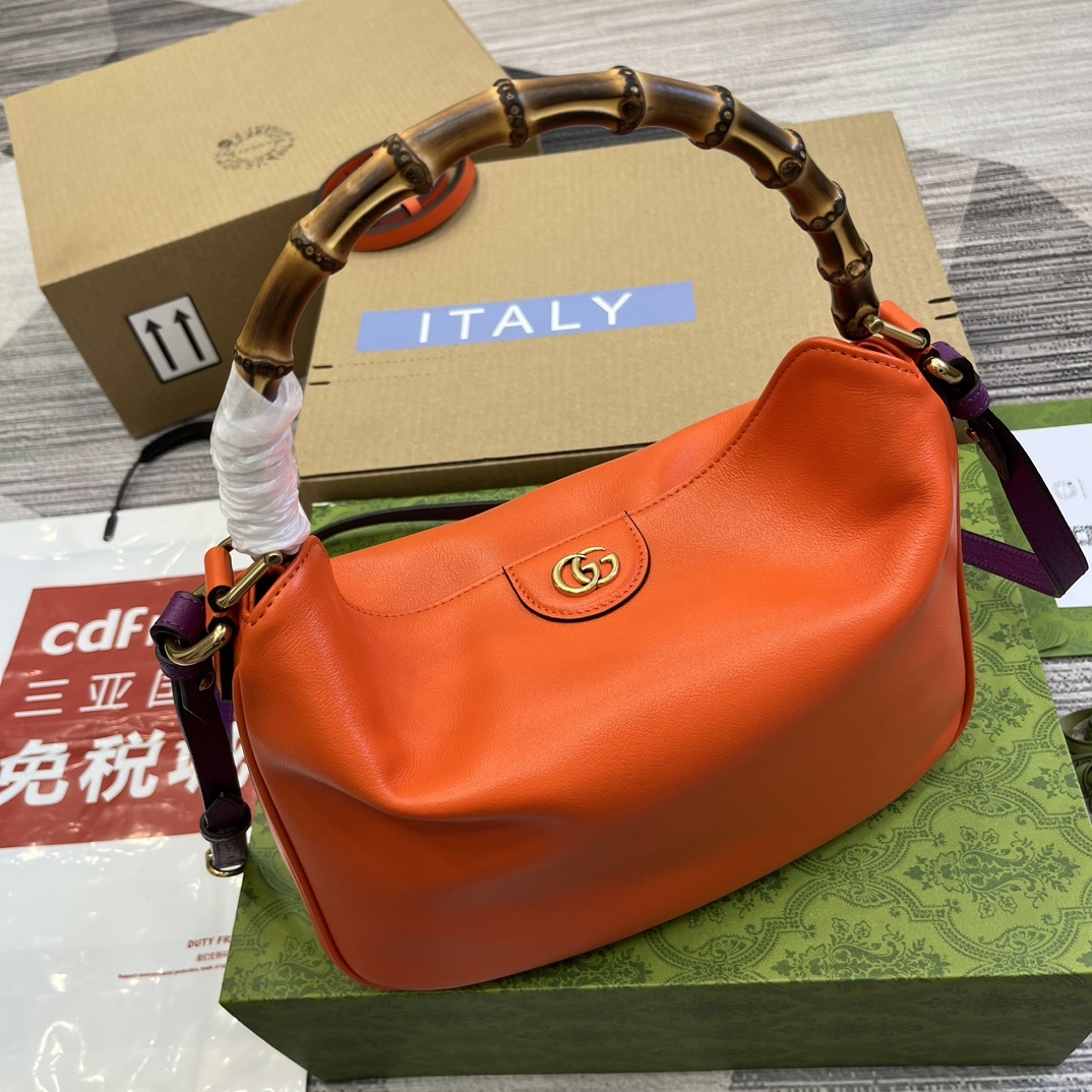 配全套包装️中号这款中号肩背包巧妙糅合品牌颇具辨识度的两大元素竹节提手和双G配件赋予整个造型以独特魅力这