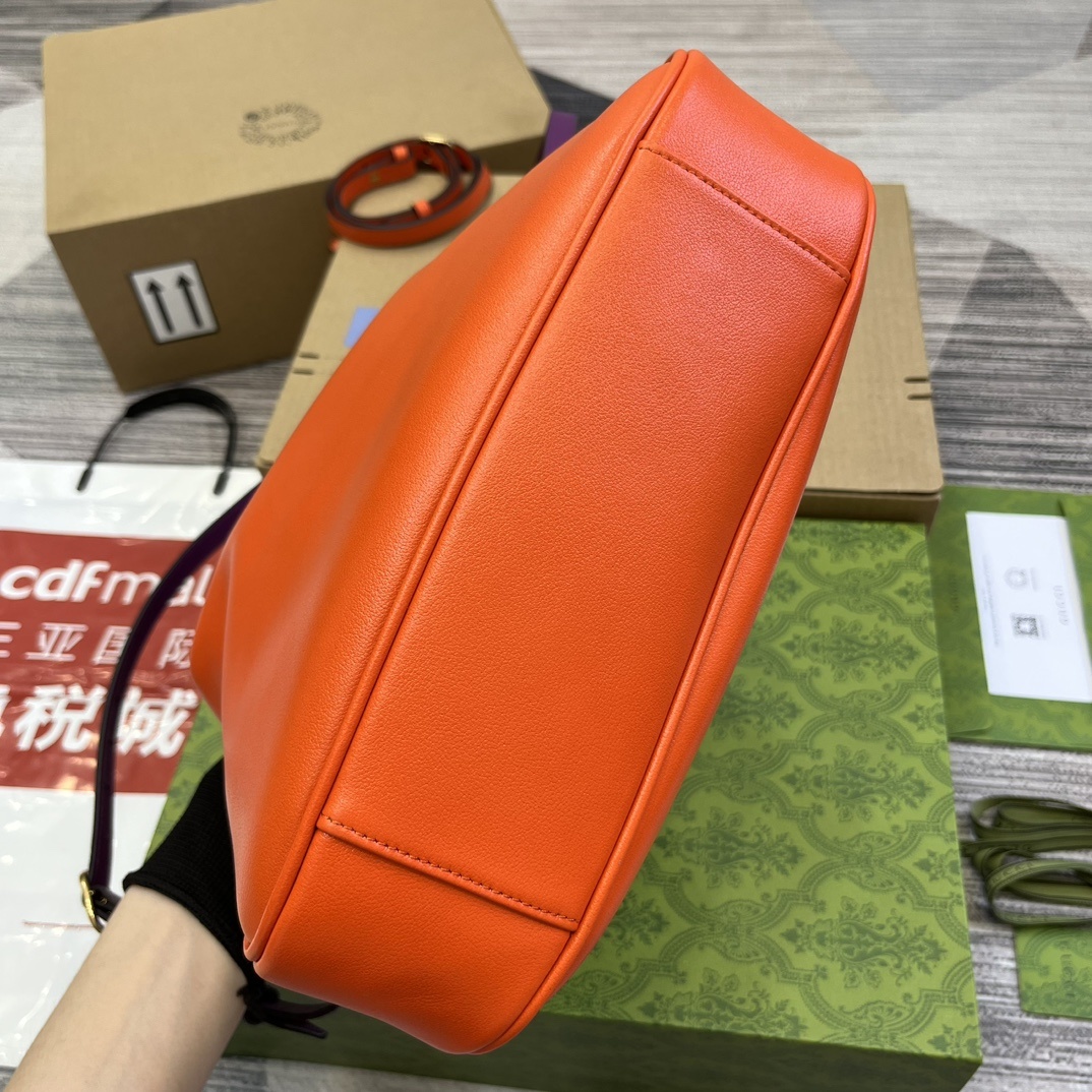 配全套包装️中号这款中号肩背包巧妙糅合品牌颇具辨识度的两大元素竹节提手和双G配件赋予整个造型以独特魅力这