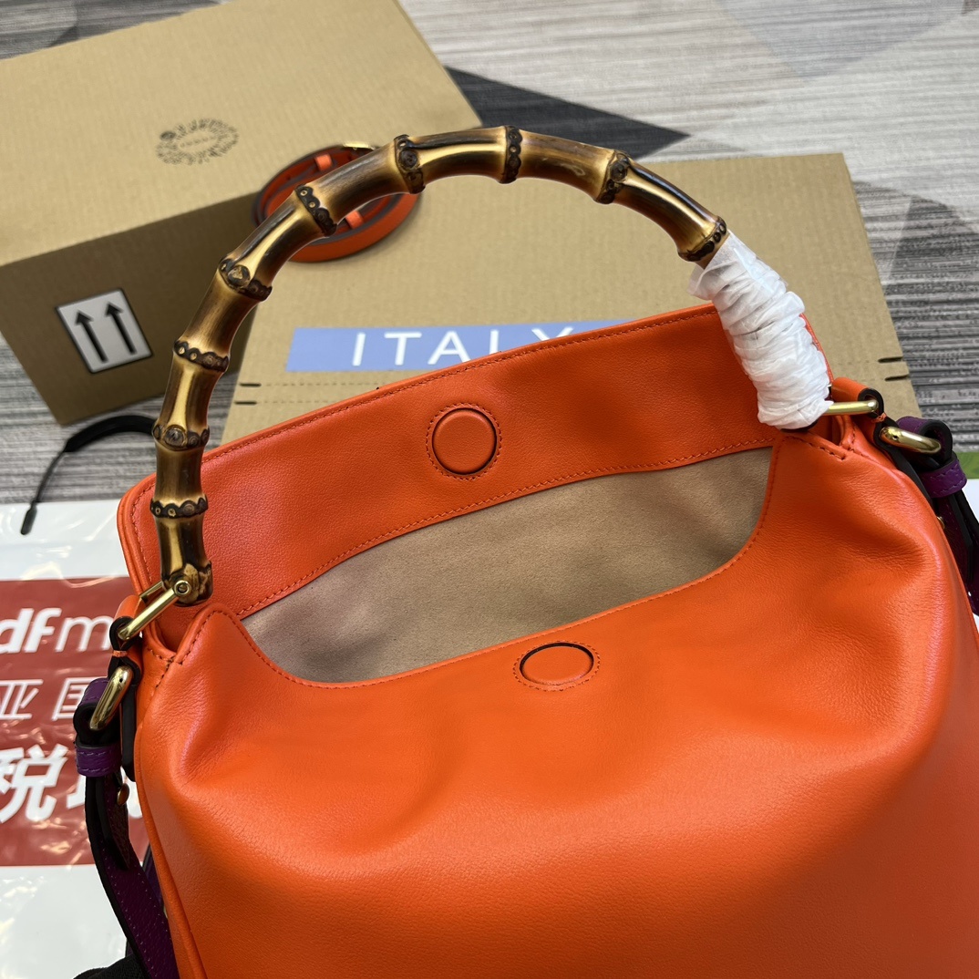 配全套包装️中号这款中号肩背包巧妙糅合品牌颇具辨识度的两大元素竹节提手和双G配件赋予整个造型以独特魅力这