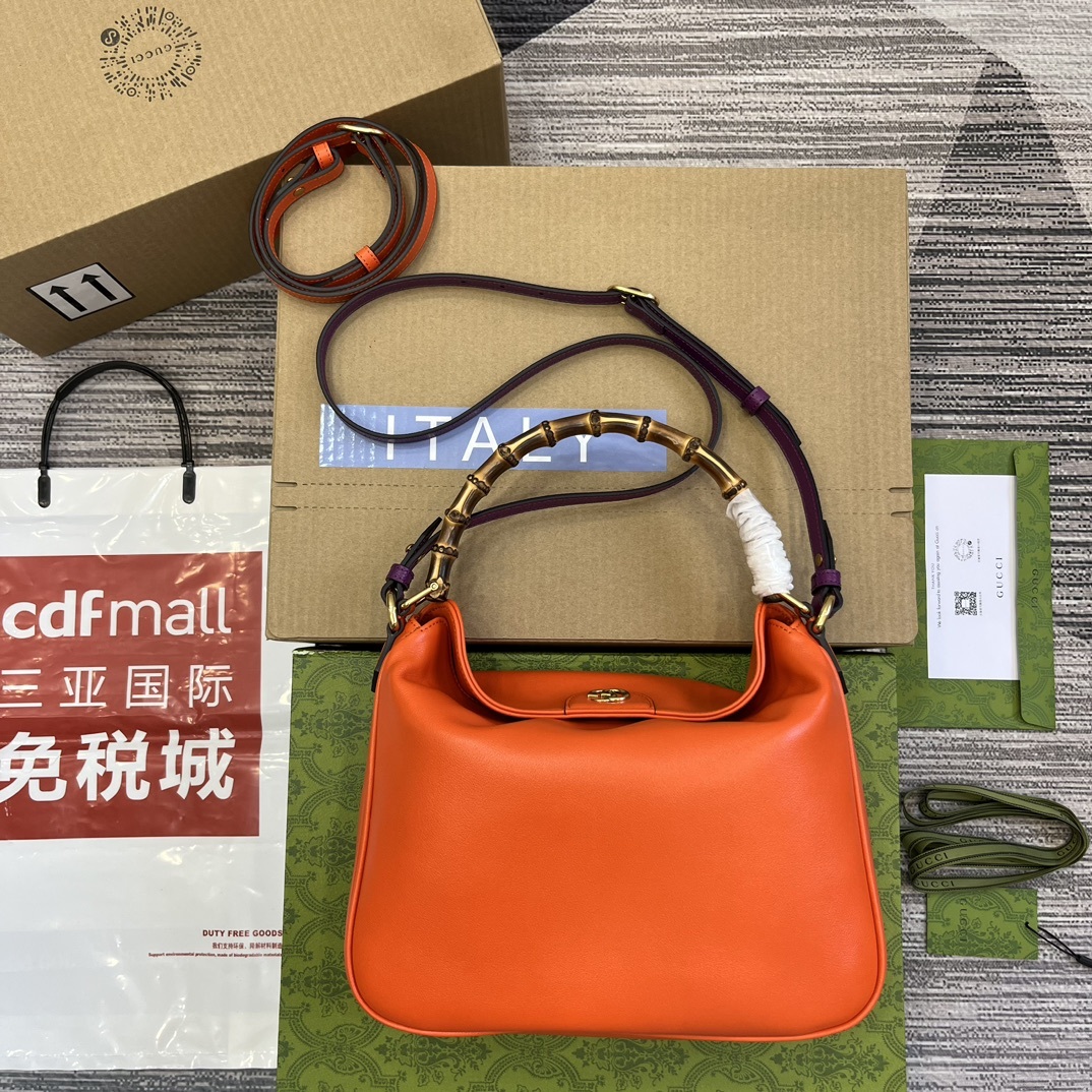 配全套包装️中号这款中号肩背包巧妙糅合品牌颇具辨识度的两大元素竹节提手和双G配件赋予整个造型以独特魅力这