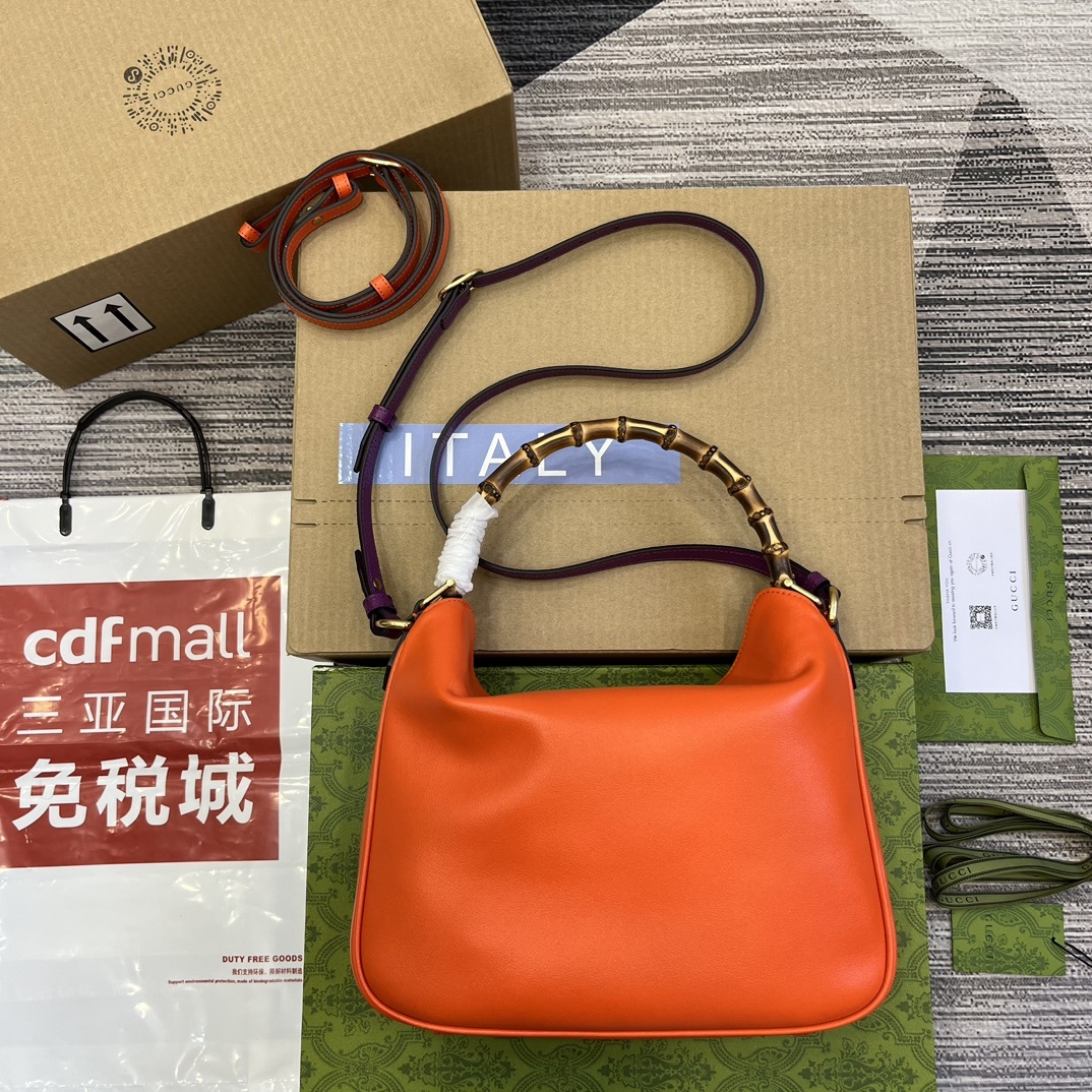 配全套包装️中号这款中号肩背包巧妙糅合品牌颇具辨识度的两大元素竹节提手和双G配件赋予整个造型以独特魅力这