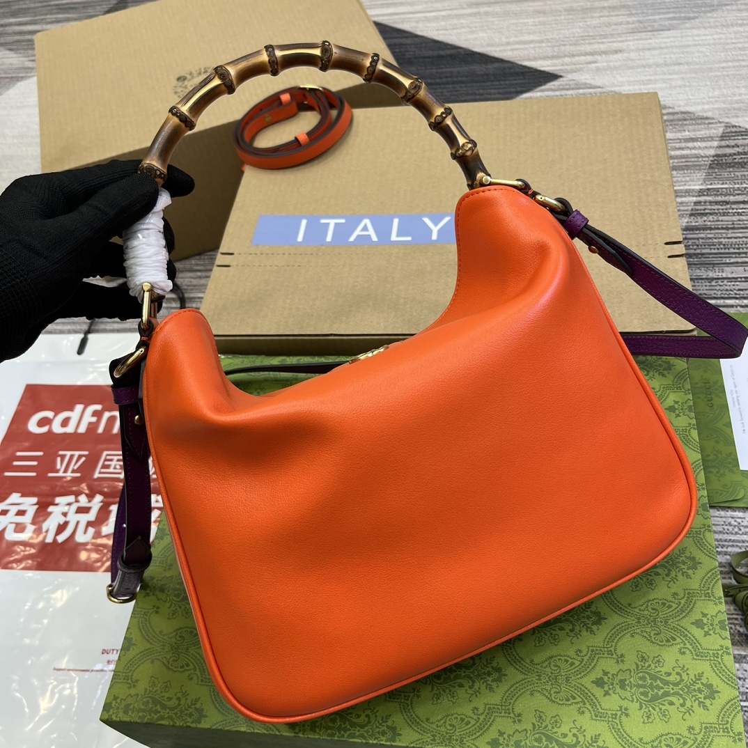 配全套包装️中号这款中号肩背包巧妙糅合品牌颇具辨识度的两大元素竹节提手和双G配件赋予整个造型以独特魅力这
