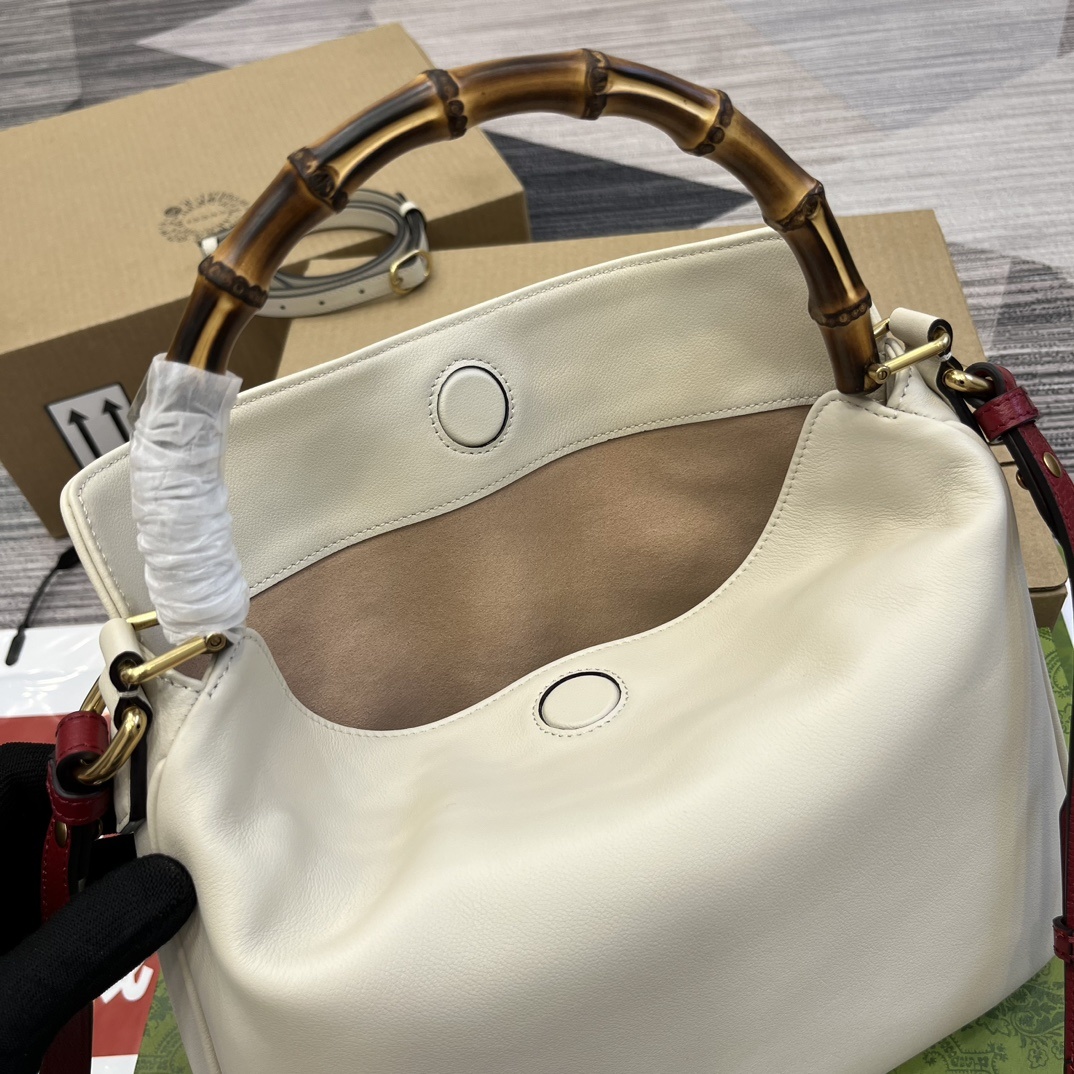 配全套包装️中号这款中号肩背包巧妙糅合品牌颇具辨识度的两大元素竹节提手和双G配件赋予整个造型以独特魅力这