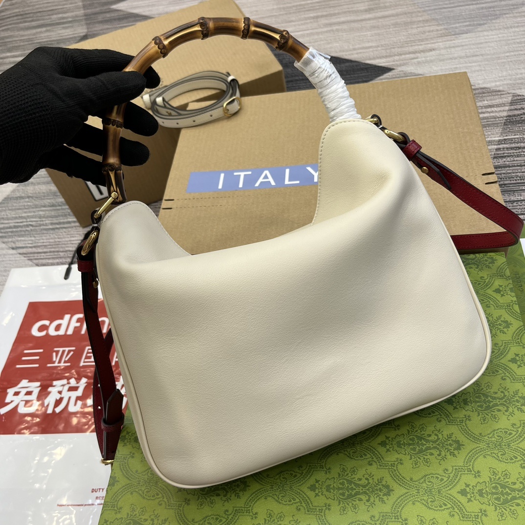 配全套包装️中号这款中号肩背包巧妙糅合品牌颇具辨识度的两大元素竹节提手和双G配件赋予整个造型以独特魅力这