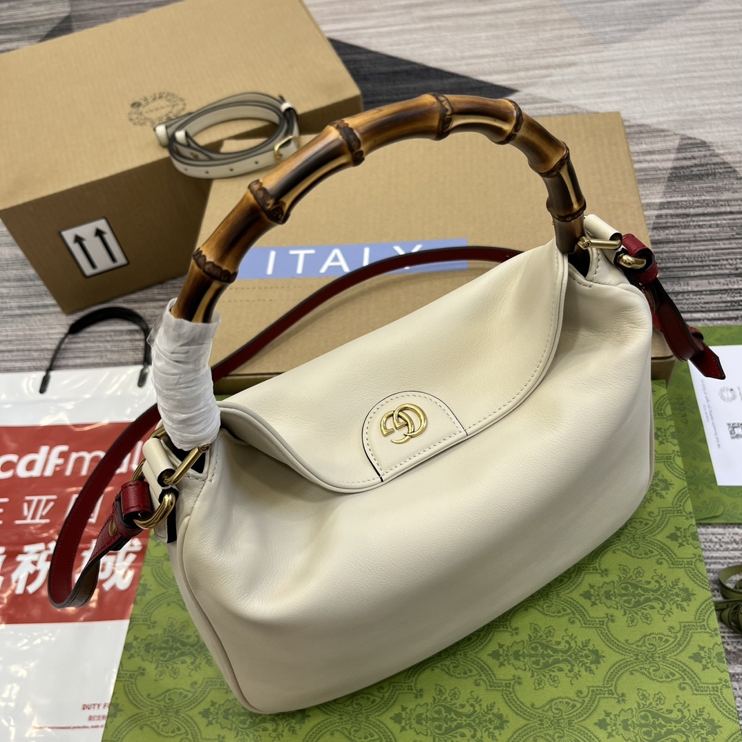 配全套包装️中号这款中号肩背包巧妙糅合品牌颇具辨识度的两大元素竹节提手和双G配件赋予整个造型以独特魅力这
