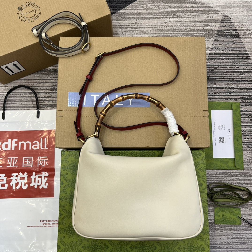 配全套包装️中号这款中号肩背包巧妙糅合品牌颇具辨识度的两大元素竹节提手和双G配件赋予整个造型以独特魅力这