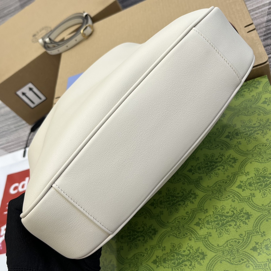 配全套包装️中号这款中号肩背包巧妙糅合品牌颇具辨识度的两大元素竹节提手和双G配件赋予整个造型以独特魅力这