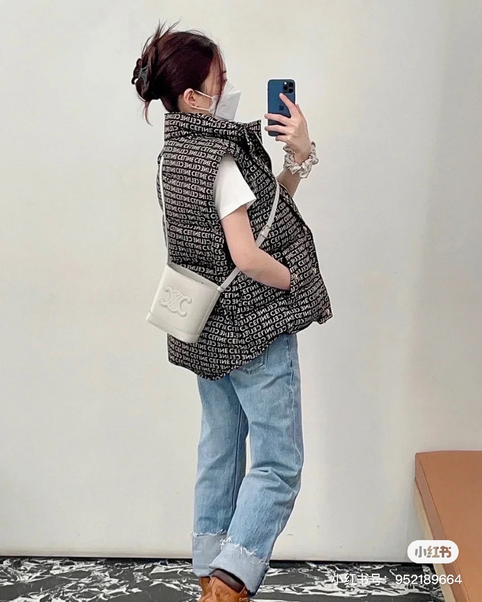 NO:213894,Chalk white is really rare. Chalk white mini. Boys can also carry it without any wives. Celine cuir triomhe bucket bag. A new color system has been launched in early spring, which is very high-end. The biggest feature of chalk white is that it has gray white and a heavy gray tone, which avoids the yellowing and oldness of white after long-term use. It has a unique charm, not greasy, not impetuous, clean and powerful. The alienated and cold feeling is particularly attractive and fascinated!  The new mini version size is even more direct to the heart, Celine, Celine, Celine19860909粉笔白色是真的很稀有 粉笔白mini 男生也可以背不娘 Celine cuir triomhe 水桶包 早春又推出了新色系,很高级 粉笔白最大特点是白中带灰,灰调偏重 避免了白色在长期使用后的泛黄变旧 有种独特魅力,不油腻不浮躁干净有力量 那股疏离清冷感特别吸引人,有被迷到！ 全新的迷你版尺寸,更是直击心脏,赛琳celine,celine,celine,Bag