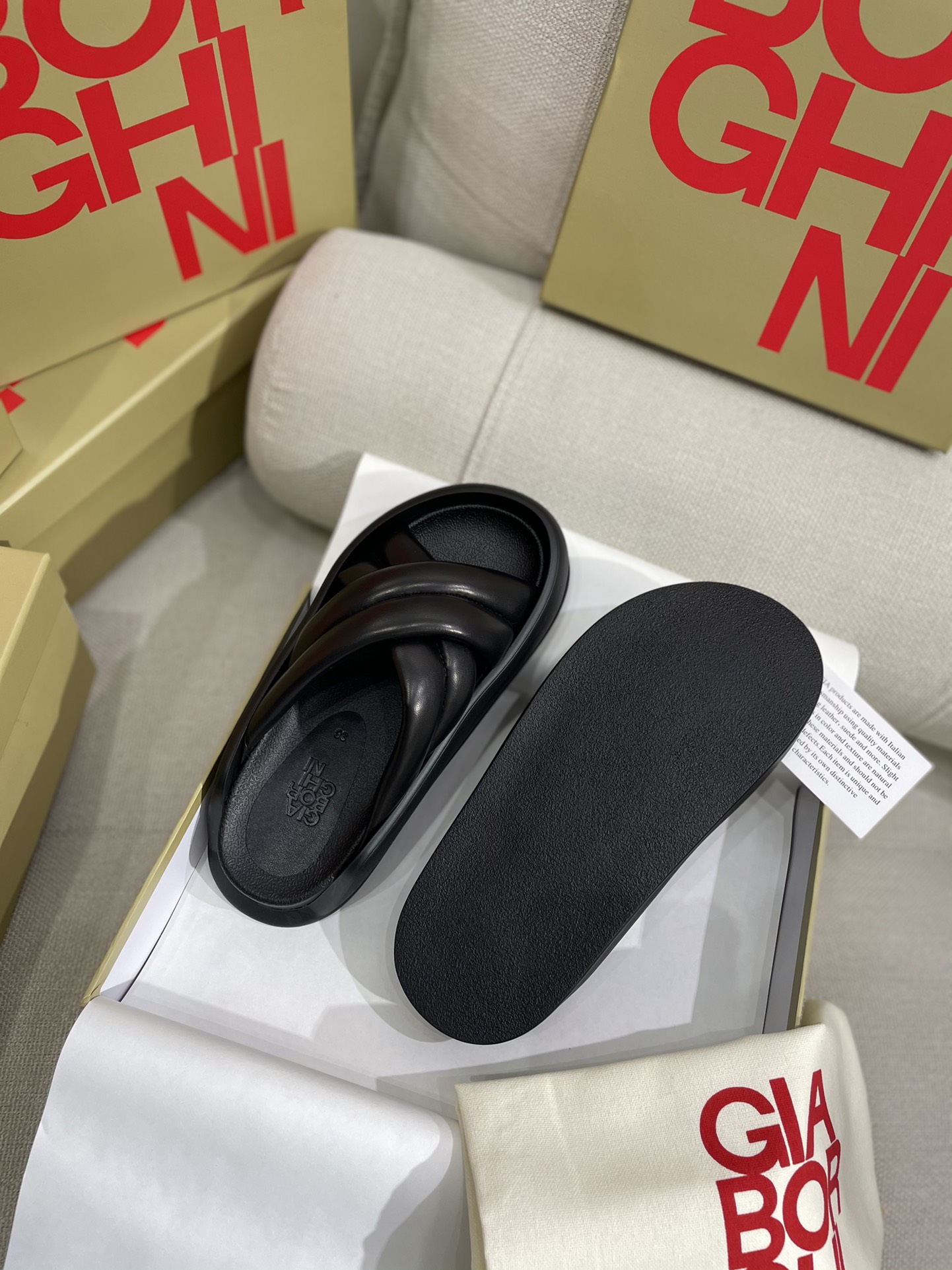 Unknown 上新 GIA BORGHINI 极简厚底交叉带拖鞋