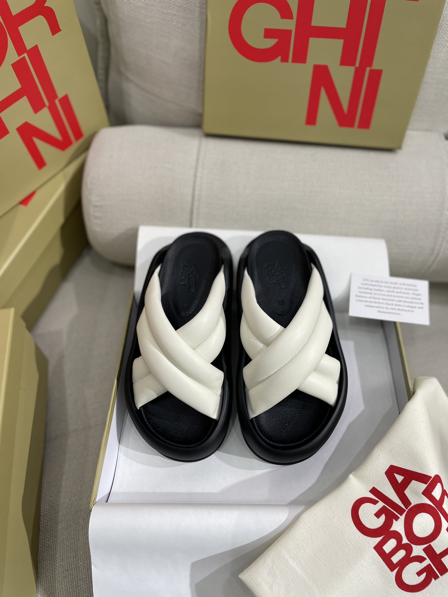 Unknown 上新 GIA BORGHINI 极简厚底交叉带拖鞋