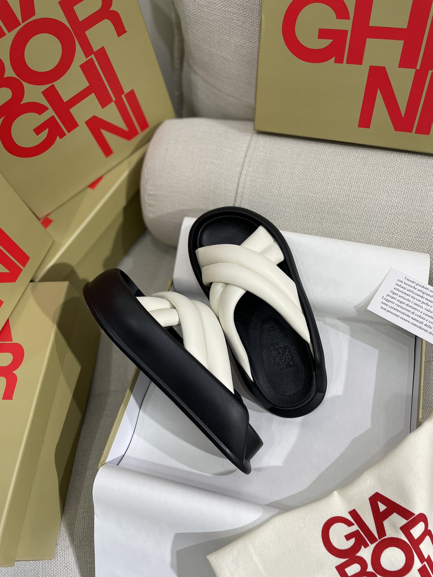 Unknown 上新 GIA BORGHINI 极简厚底交叉带拖鞋
