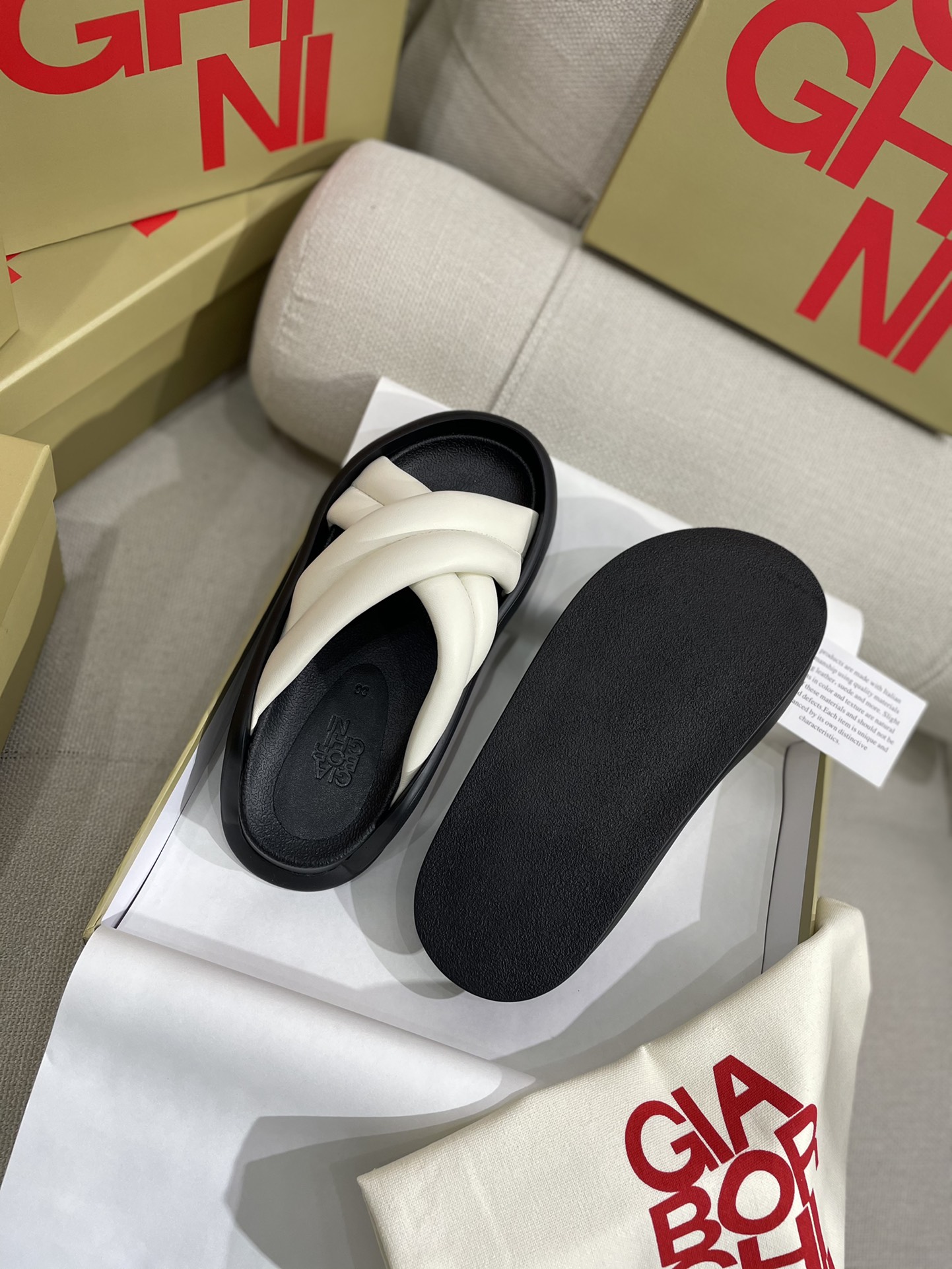 Unknown 上新 GIA BORGHINI 极简厚底交叉带拖鞋