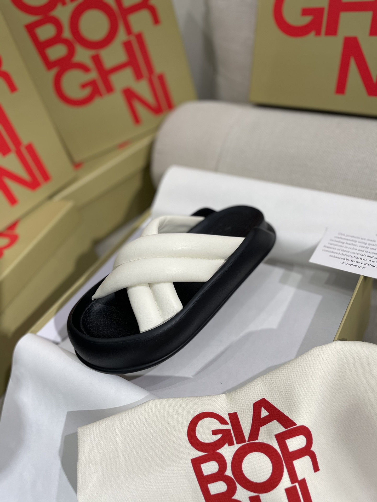 Unknown 上新 GIA BORGHINI 极简厚底交叉带拖鞋