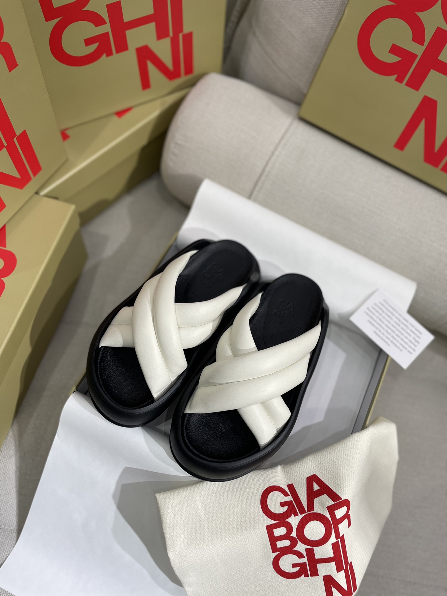 Unknown 上新 GIA BORGHINI 极简厚底交叉带拖鞋