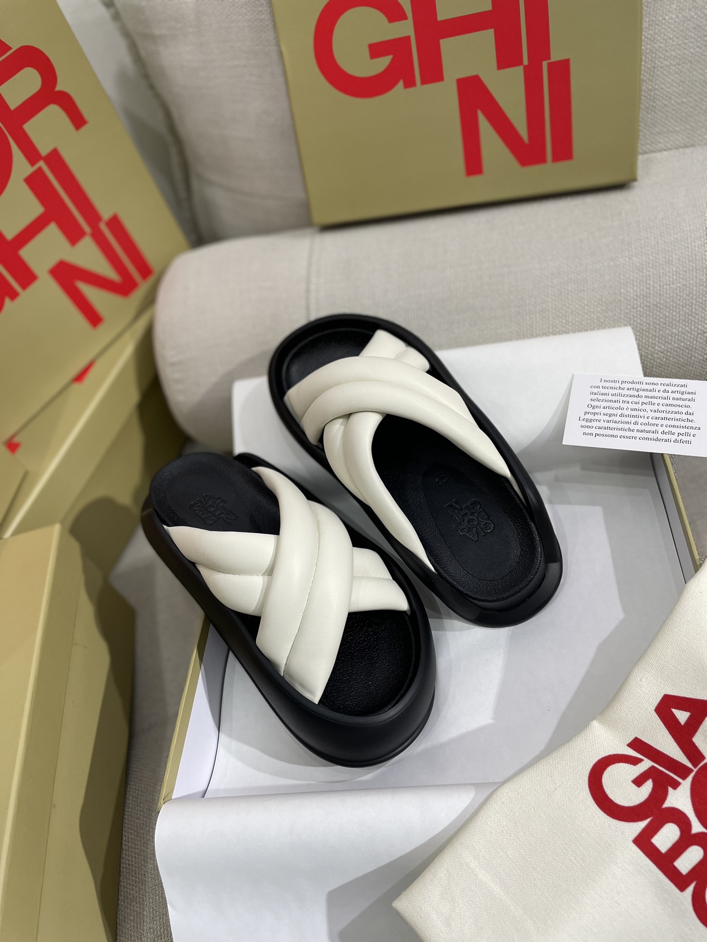Unknown 上新 GIA BORGHINI 极简厚底交叉带拖鞋