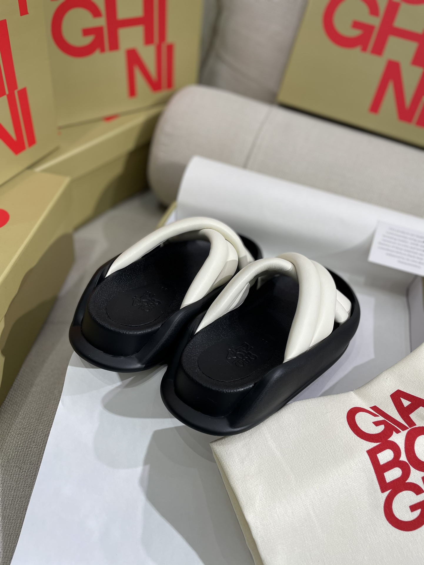 Unknown 上新 GIA BORGHINI 极简厚底交叉带拖鞋