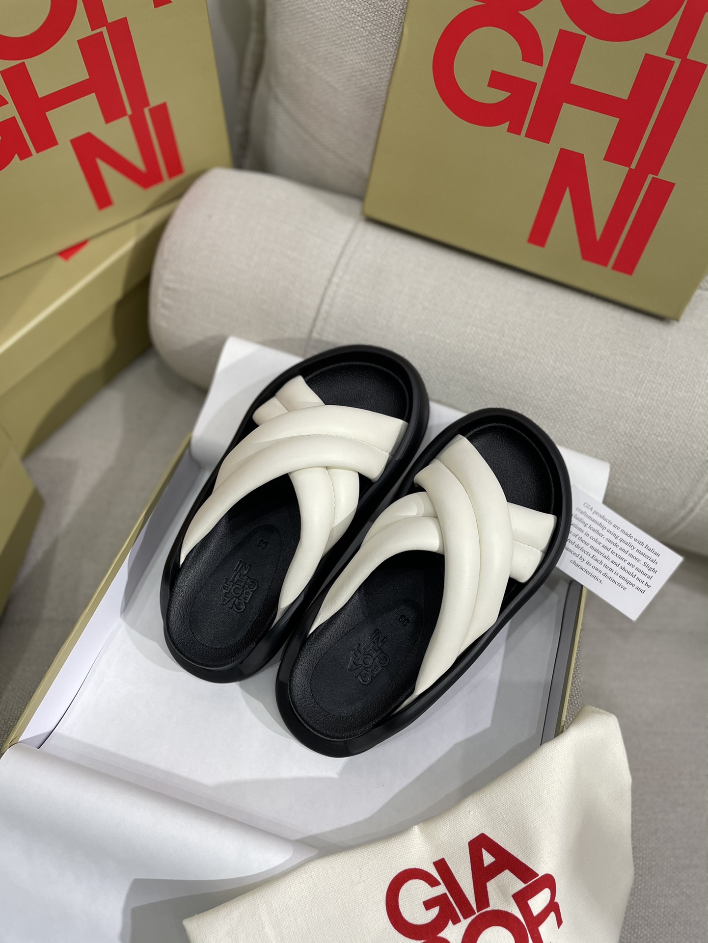 Unknown 上新 GIA BORGHINI 极简厚底交叉带拖鞋