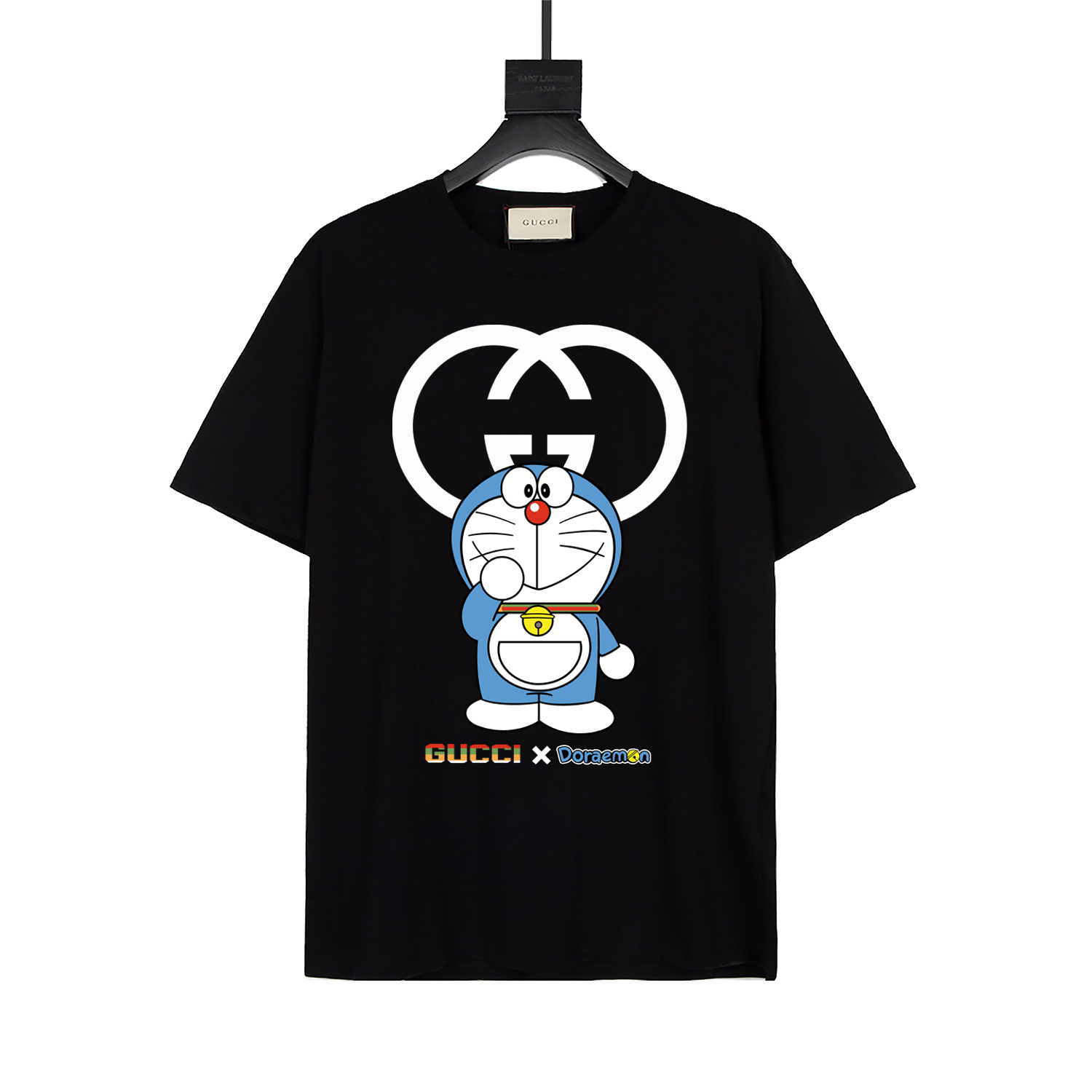 Camiseta de manga corta de la colección de colaboración entre Gucci y Doraemon, con el divertido estampado del gato Dor…