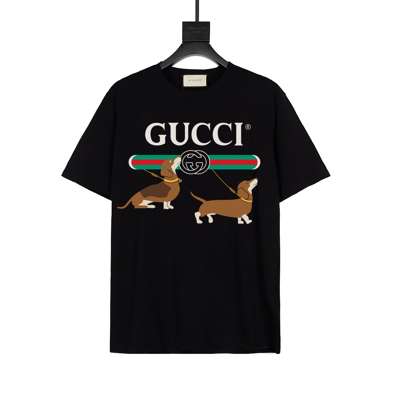 GUCCI 20ss新款 小狗印花T恤 2023春夏系列成衣融合了别出心裁的设计和各种面料。这款T恤巧妙融合品牌复古标识与小狗印花，尽显俏皮姿态。 款号:2570 颜色：黑 白 米杏 卡其 码数：SMLXL