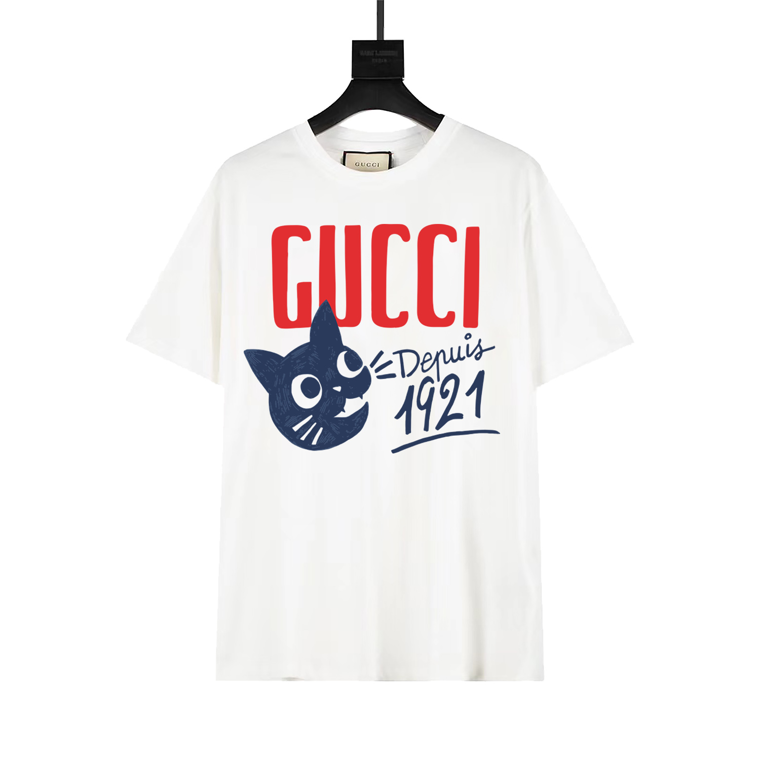 GUCCI新款 1921周年 猫咪图案ogoT恤 简约又不失风格的复古，客供定制高克重针织纯棉制作，面料手感扎实，上手非常有档次 贴身柔软细腻，饱满立体的胶质印花细节，非常精致 显品味，宽松OS版型裁剪，符合当下的潮流审美。 款号：257…