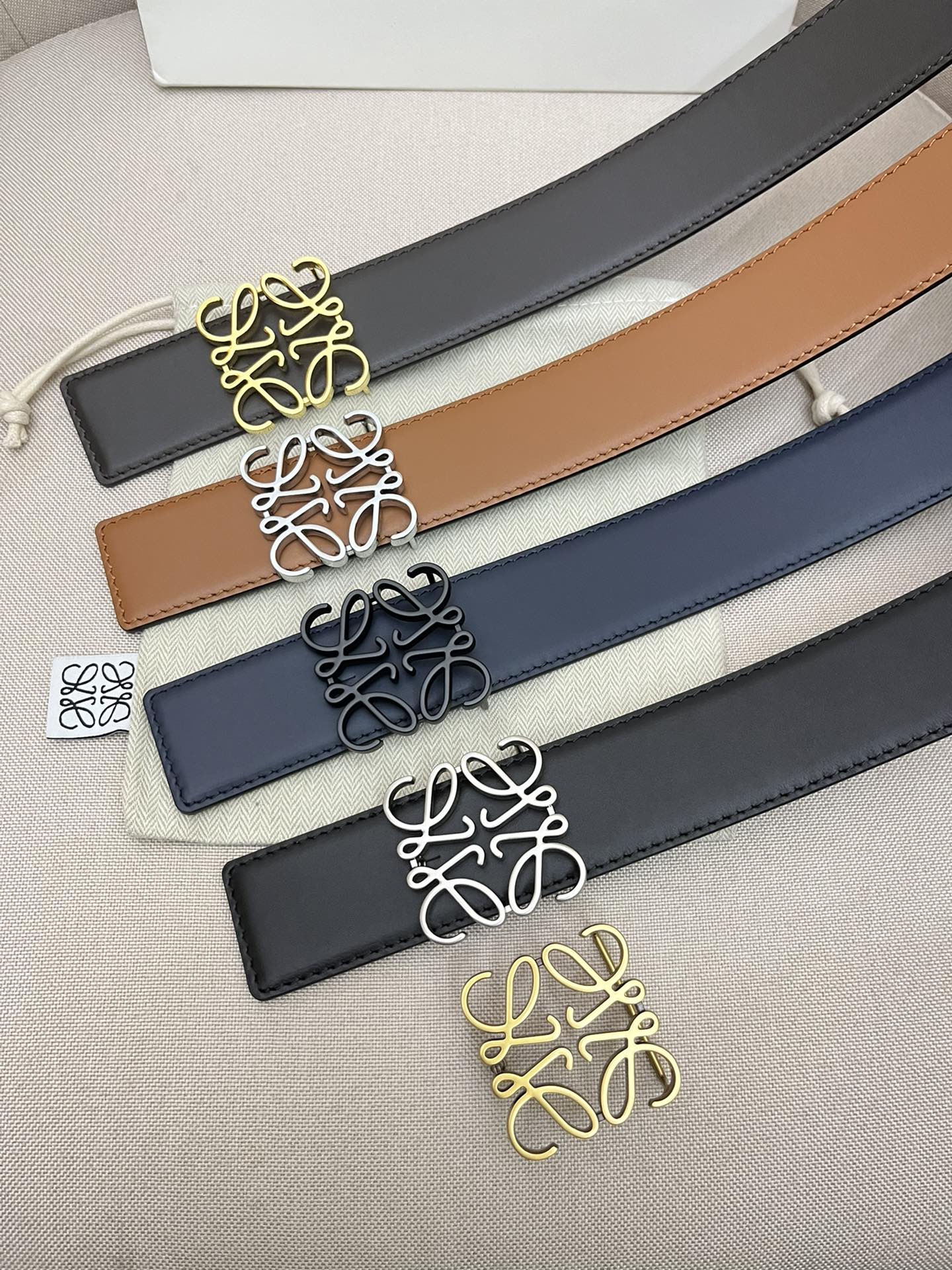 LOEWE罗意威专柜同款选用柔软双面