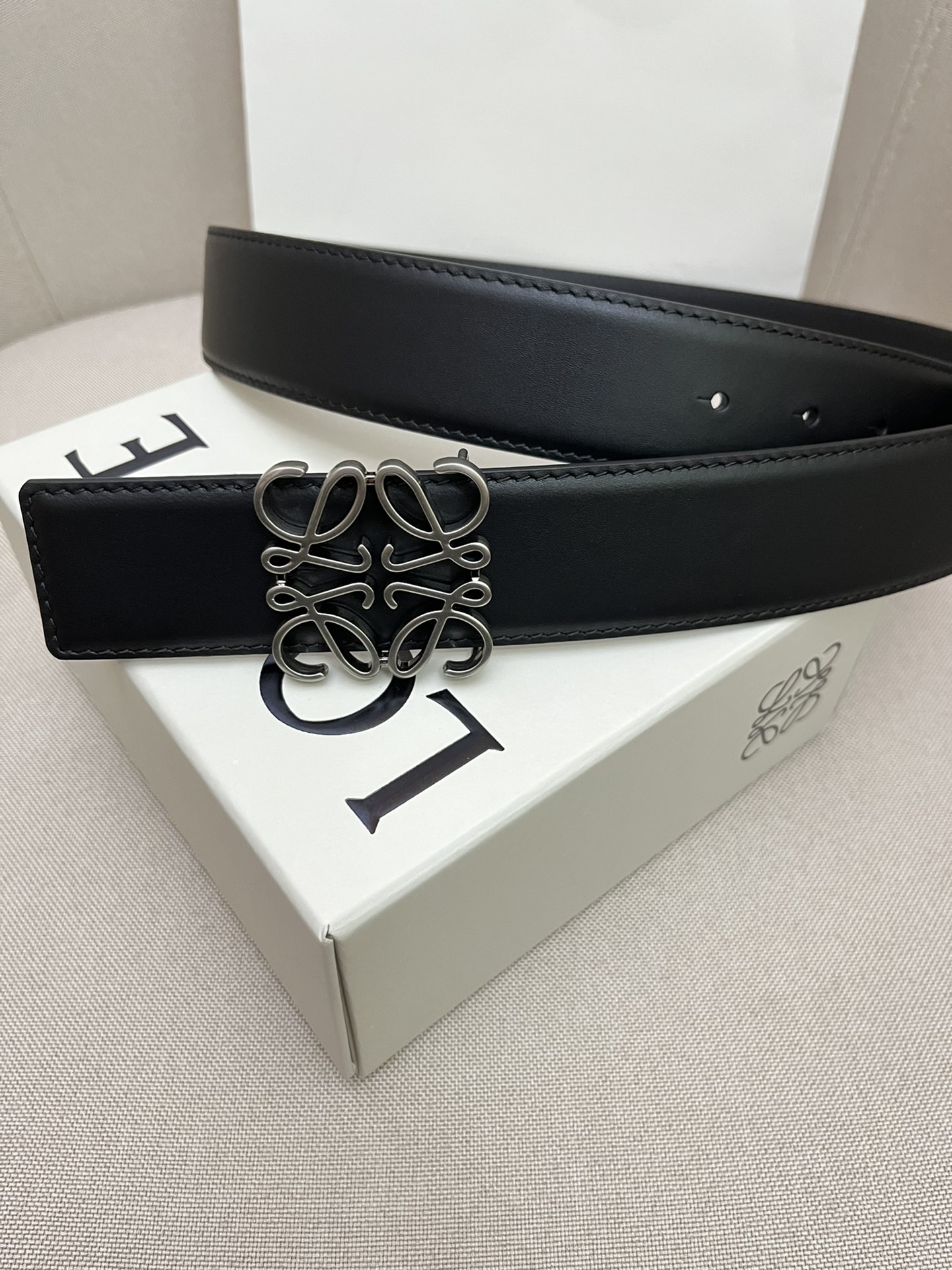 LOEWE罗意威专柜同款选用柔软双面