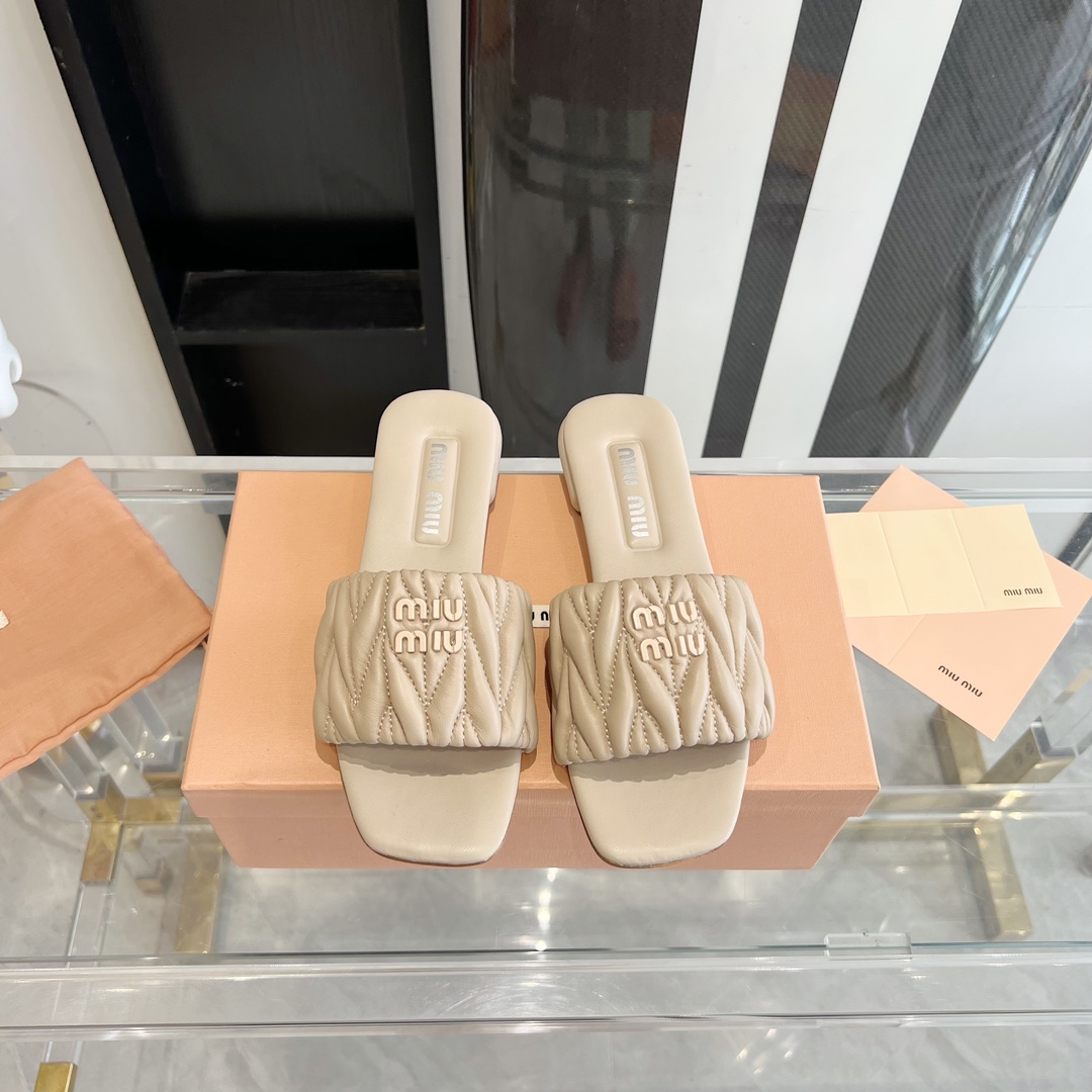 Miu Miu 300 23ss春夏真皮底拖鞋 真的太少女啦 小羊皮 软 舒适度超高 开发 所有细节都和 一致