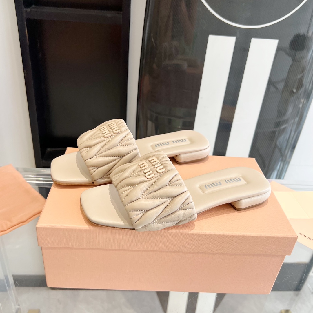 Miu Miu 300 23ss春夏真皮底拖鞋 真的太少女啦 小羊皮 软 舒适度超高 开发 所有细节都和 一致