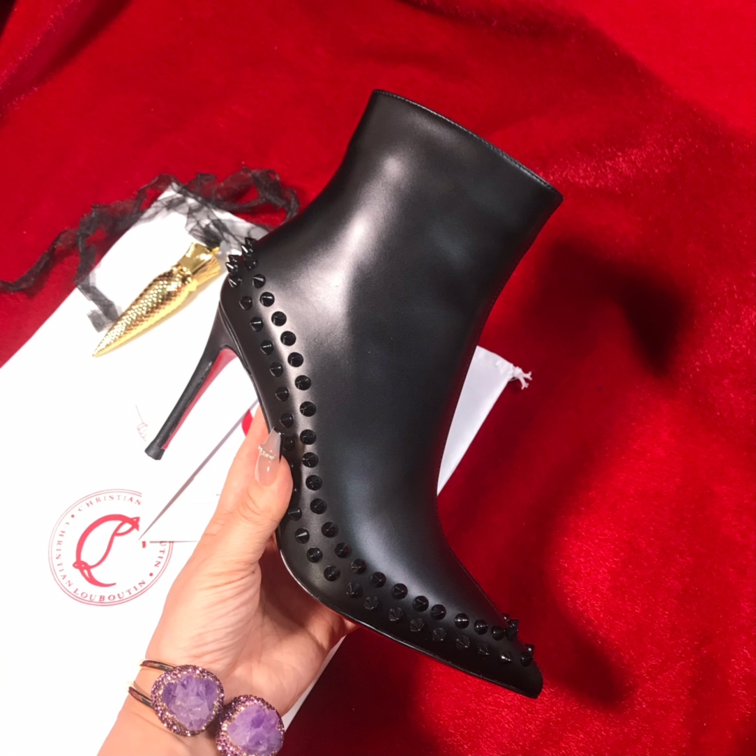 NO:336990,High-end customized autumn and winter boot series!  H8.5Cm, size 35-42. Private mold trademark zipper. Ⅹ39-006 black cowhide, black rivet official website synchronization Standard European code Reference:X39-006 Color:black Material:cowhide Lining:goat leather Heel height:8.5Cm Sole:leather sole Size:EUR 35-42 (US 4-11):,,christian louboutin,boots,cowhide19860909高端订制 秋冬靴系列！ H8.5Cm,尺码35-42码.私模商标拉链 .Ⅹ39-006黑牛皮,黒铆钉官网同步 标准欧码 Reference:X39-006 Color:black Material:cowhide Lining:goat leather Heel heigh:8.5Cm Sole:leather sole Size:EUR 35－42（US 4一11) :,,christian louboutin,boots,cowhide,Women's Shoes