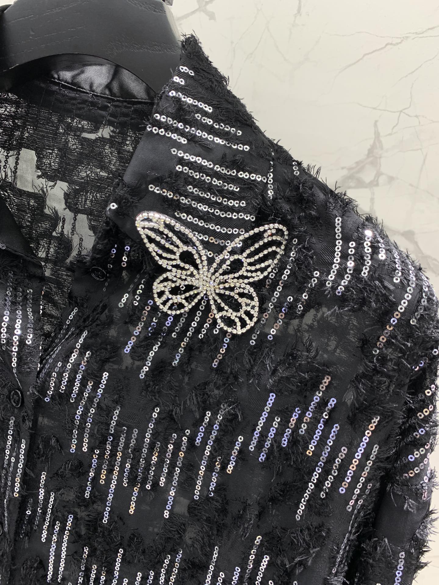 Блуза Saint Laurent черная с пайетками и брошью