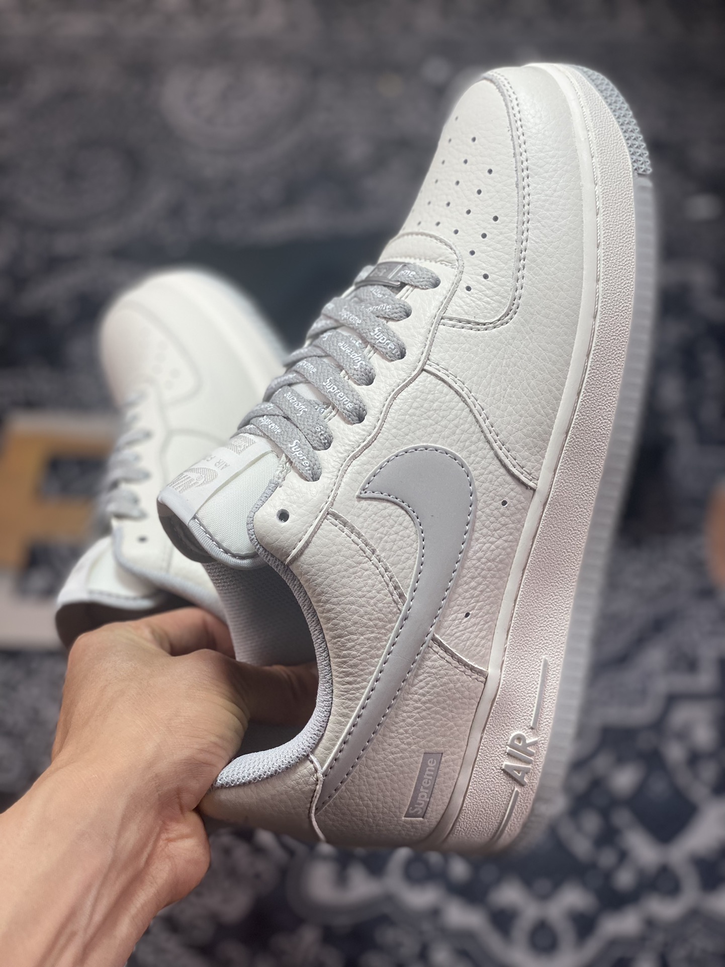 240 Supreme x Nike Air Force 1 07 Low"Supreme"空军一号经典低帮板鞋“荔枝皮米白浅灰Sup”SU0220-007