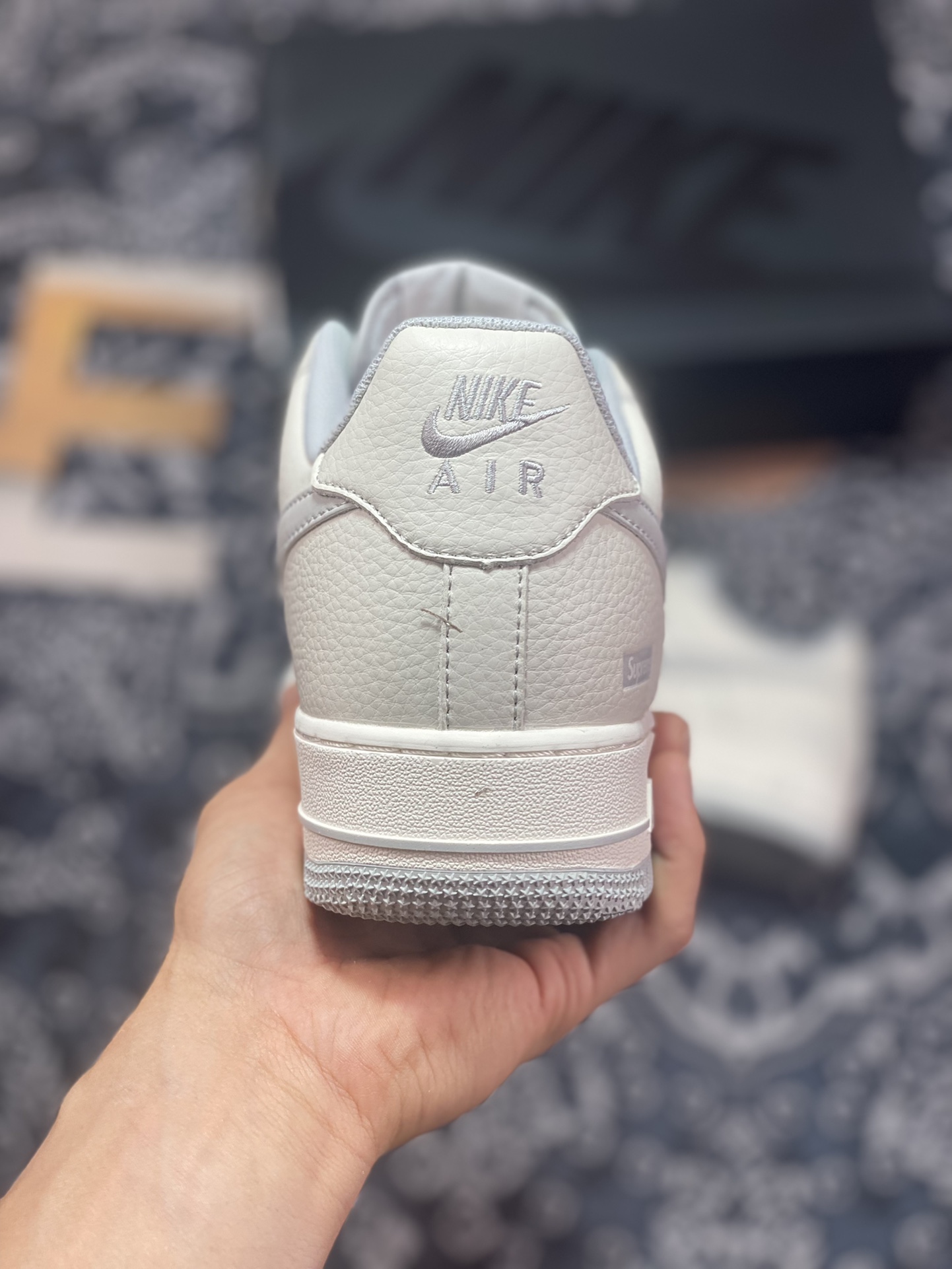 240 Supreme x Nike Air Force 1 07 Low"Supreme"空军一号经典低帮板鞋“荔枝皮米白浅灰Sup”SU0220-007