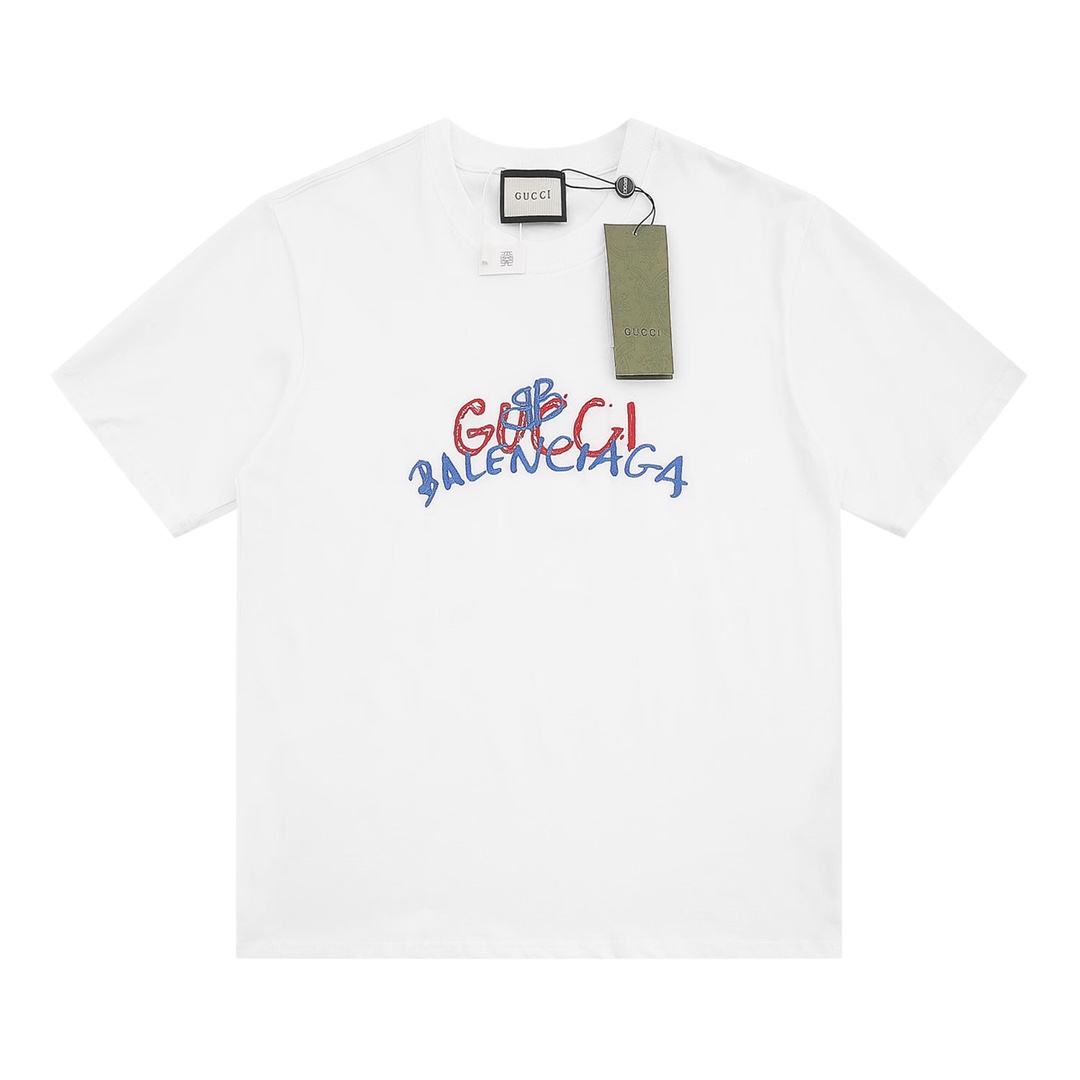 BALENCIAGA X GUCCI camiseta de manga corta con logo bordado en la parte delantera. La parte trasera presenta un gran lo…