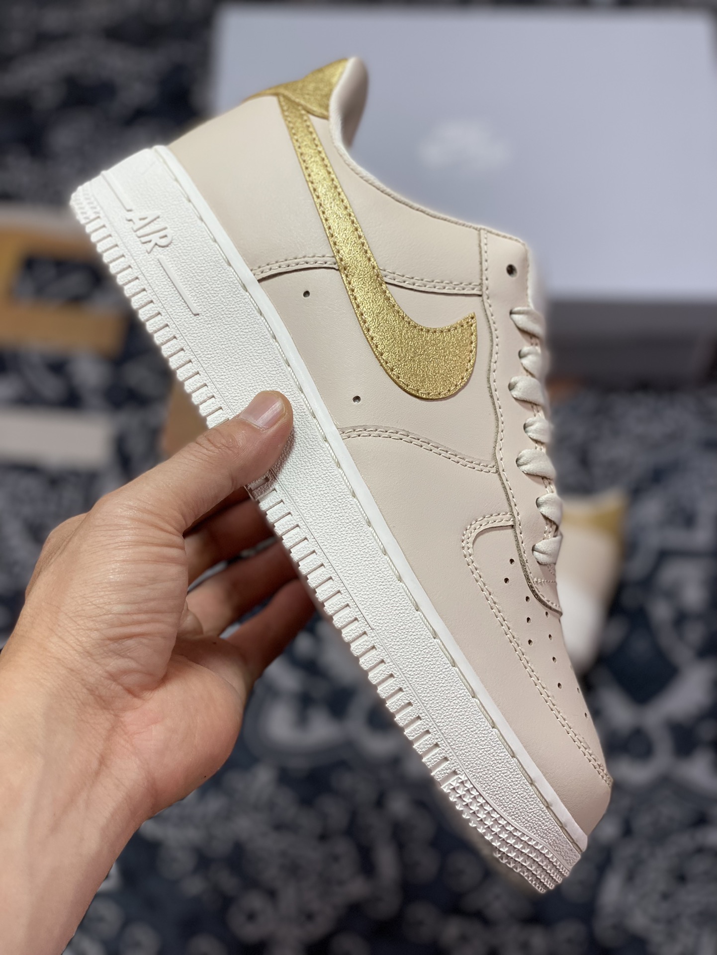 200 Nike Wmns Air Force 1’07 Low ESS"Gold Swooshes"空军一号板鞋“皮革卡其杏仁黄金钩”DQ7569-102