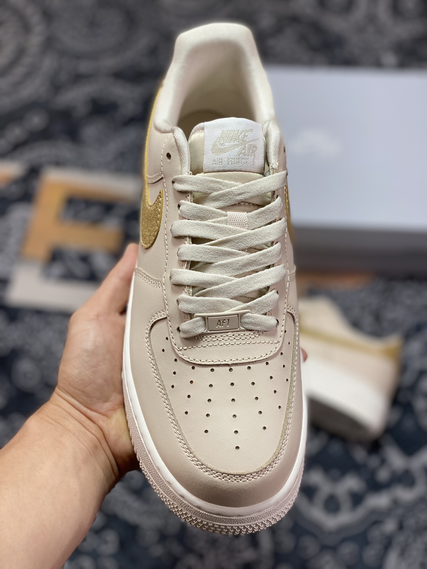 200 Nike Wmns Air Force 1’07 Low ESS"Gold Swooshes"空军一号板鞋“皮革卡其杏仁黄金钩”DQ7569-102