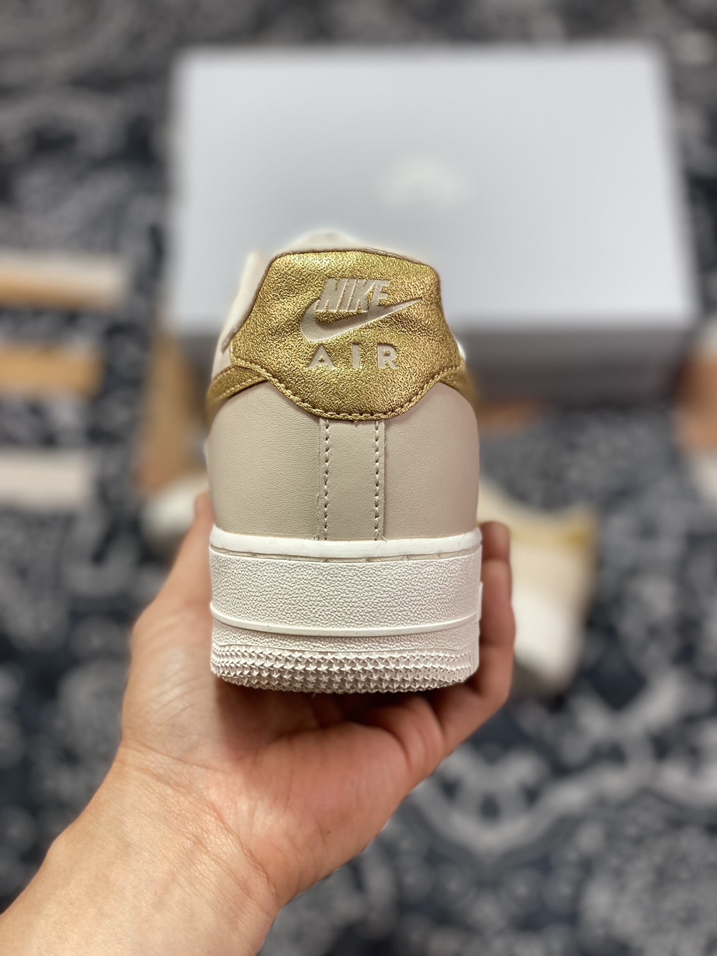 200 Nike Wmns Air Force 1’07 Low ESS"Gold Swooshes"空军一号板鞋“皮革卡其杏仁黄金钩”DQ7569-102