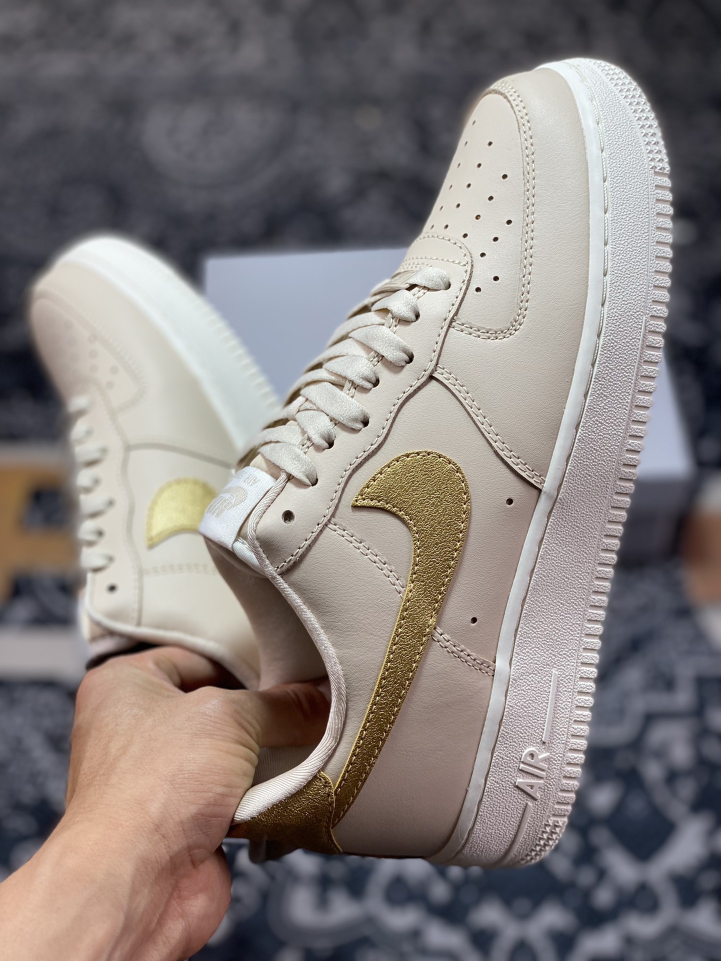 200 Nike Wmns Air Force 1’07 Low ESS"Gold Swooshes"空军一号板鞋“皮革卡其杏仁黄金钩”DQ7569-102