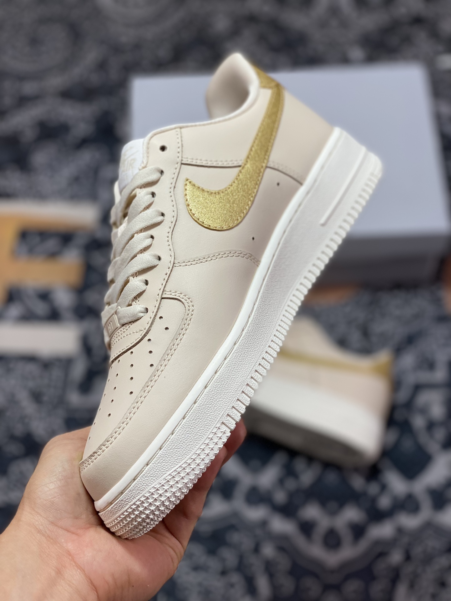 200 Nike Wmns Air Force 1’07 Low ESS"Gold Swooshes"空军一号板鞋“皮革卡其杏仁黄金钩”DQ7569-102