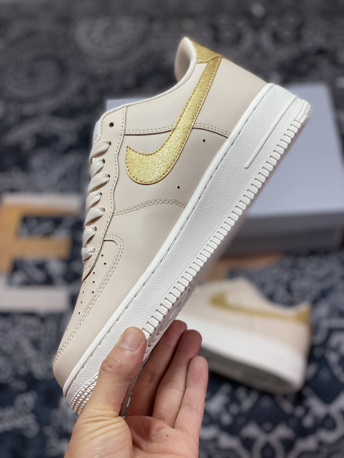 200 Nike Wmns Air Force 1’07 Low ESS"Gold Swooshes"空军一号板鞋“皮革卡其杏仁黄金钩”DQ7569-102