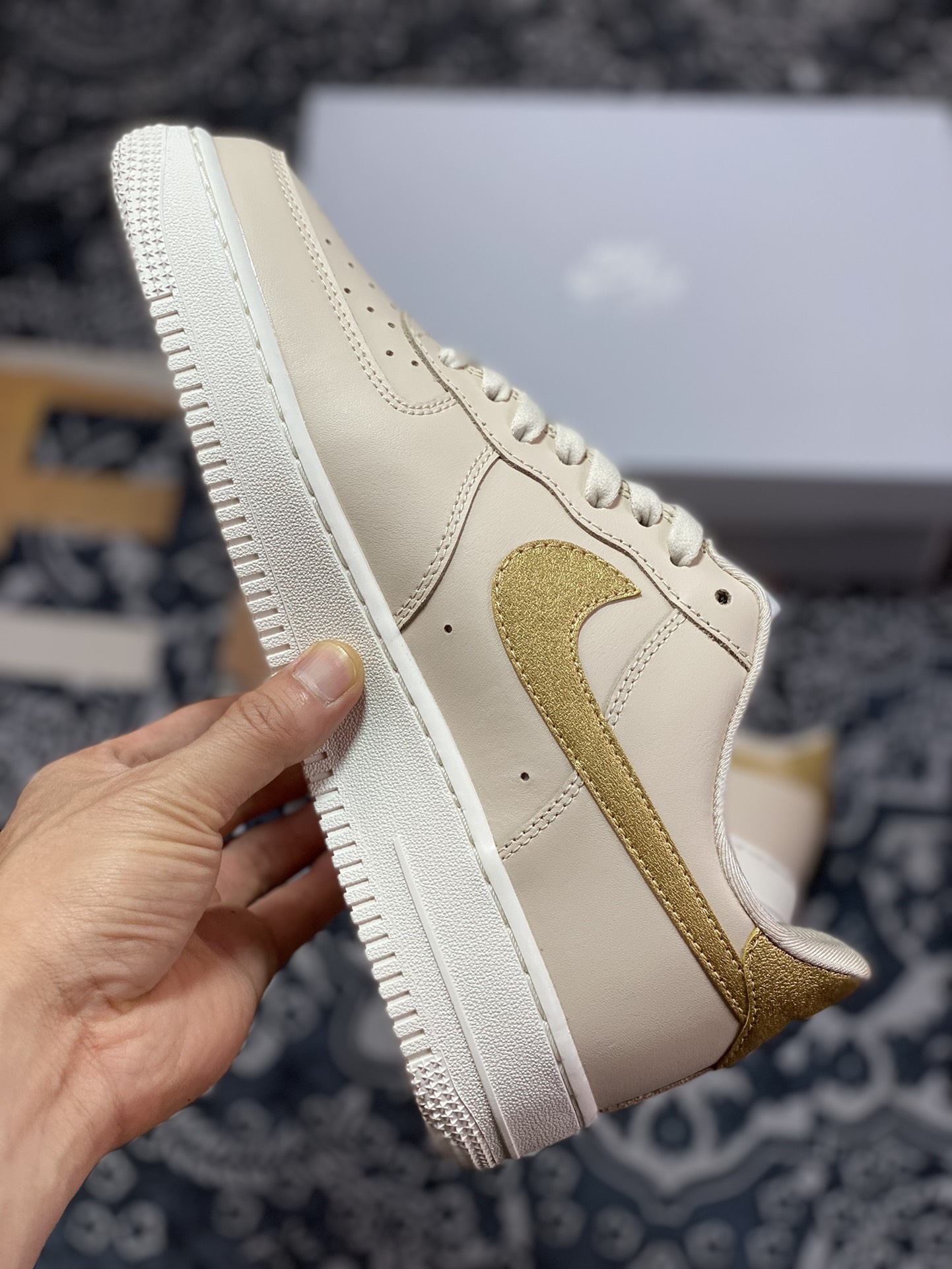 200 Nike Wmns Air Force 1’07 Low ESS"Gold Swooshes"空军一号板鞋“皮革卡其杏仁黄金钩”DQ7569-102