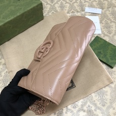 Gucci经典小件配饰继续围绕品牌不断发展的美学理念为自身注入新的活力。作为今年的一款力作,皮具系列以玫 Gucci经典小件配饰继续围绕品牌不断发展的美学理念为自身注入新的活力。作为今年的一款力作,皮具系列以玫