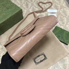 Gucci经典小件配饰继续围绕品牌不断发展的美学理念为自身注入新的活力。作为今年的一款力作,皮具系列以玫 Gucci经典小件配饰继续围绕品牌不断发展的美学理念为自身注入新的活力。作为今年的一款力作,皮具系列以玫