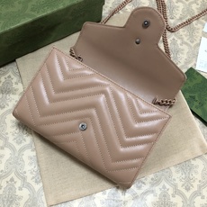 Gucci经典小件配饰继续围绕品牌不断发展的美学理念为自身注入新的活力。作为今年的一款力作,皮具系列以玫 Gucci经典小件配饰继续围绕品牌不断发展的美学理念为自身注入新的活力。作为今年的一款力作,皮具系列以玫