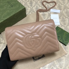Gucci经典小件配饰继续围绕品牌不断发展的美学理念为自身注入新的活力。作为今年的一款力作,皮具系列以玫 Gucci经典小件配饰继续围绕品牌不断发展的美学理念为自身注入新的活力。作为今年的一款力作,皮具系列以玫