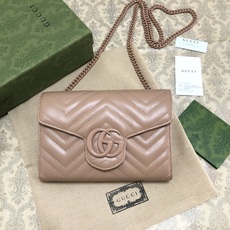 Gucci经典小件配饰继续围绕品牌不断发展的美学理念为自身注入新的活力。作为今年的一款力作,皮具系列以玫 Gucci经典小件配饰继续围绕品牌不断发展的美学理念为自身注入新的活力。作为今年的一款力作,皮具系列以玫