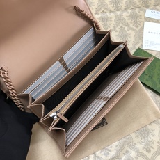 Gucci经典小件配饰继续围绕品牌不断发展的美学理念为自身注入新的活力。作为今年的一款力作,皮具系列以玫 Gucci经典小件配饰继续围绕品牌不断发展的美学理念为自身注入新的活力。作为今年的一款力作,皮具系列以玫