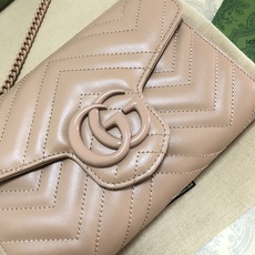 Gucci经典小件配饰继续围绕品牌不断发展的美学理念为自身注入新的活力。作为今年的一款力作,皮具系列以玫 Gucci经典小件配饰继续围绕品牌不断发展的美学理念为自身注入新的活力。作为今年的一款力作,皮具系列以玫