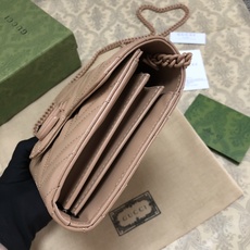Gucci经典小件配饰继续围绕品牌不断发展的美学理念为自身注入新的活力。作为今年的一款力作,皮具系列以玫 Gucci经典小件配饰继续围绕品牌不断发展的美学理念为自身注入新的活力。作为今年的一款力作,皮具系列以玫