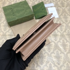 Gucci经典小件配饰继续围绕品牌不断发展的美学理念为自身注入新的活力。作为今年的一款力作,皮具系列以玫 Gucci经典小件配饰继续围绕品牌不断发展的美学理念为自身注入新的活力。作为今年的一款力作,皮具系列以玫