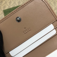 Gucci经典小件配饰继续围绕品牌不断发展的美学理念为自身注入新的活力。作为今年的一款力作,皮具系列以玫 Gucci经典小件配饰继续围绕品牌不断发展的美学理念为自身注入新的活力。作为今年的一款力作,皮具系列以玫